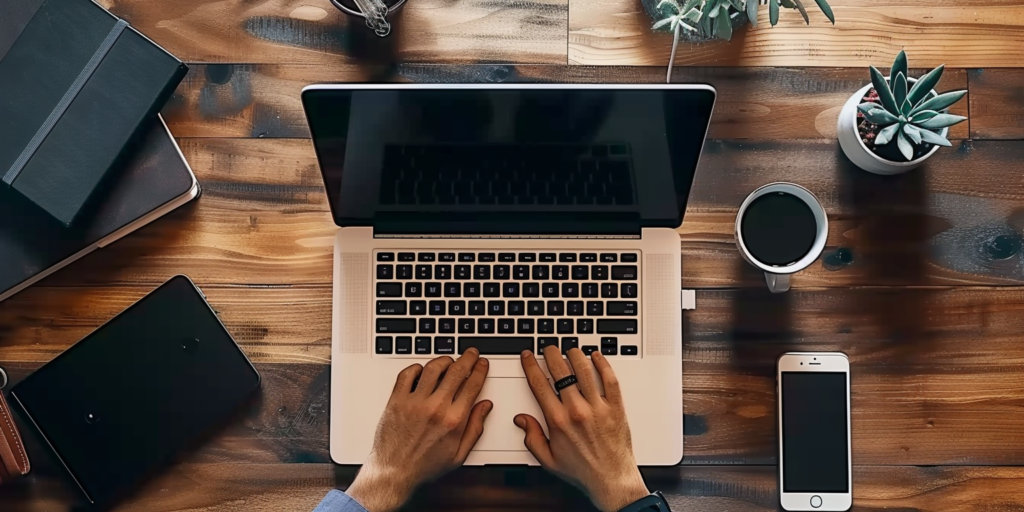 osoba pisząca coś na laptopie 